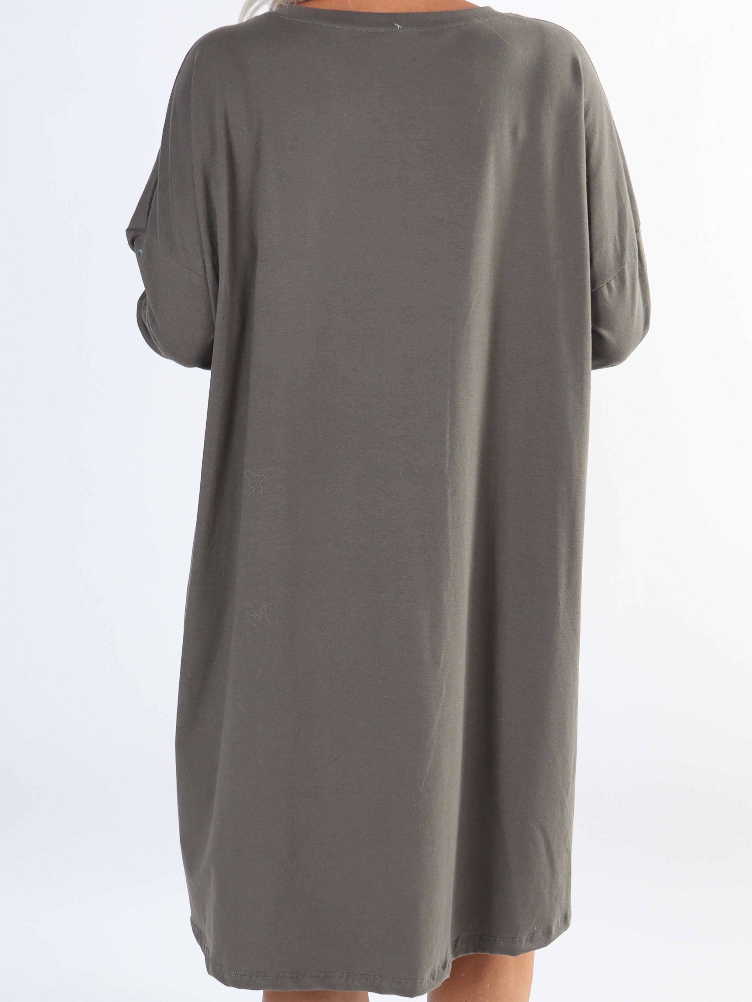 Amal - Lång plus size klänning i bomull med tryck framtill